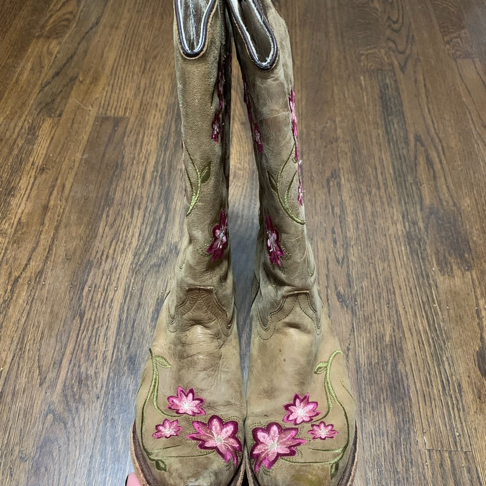 Embroidered Floral Circle G leather Cowgirl Boots - Picture 8 of 10